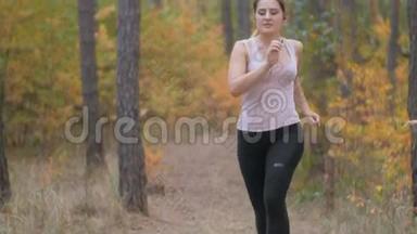 疲惫的年轻女子在森林里慢跑